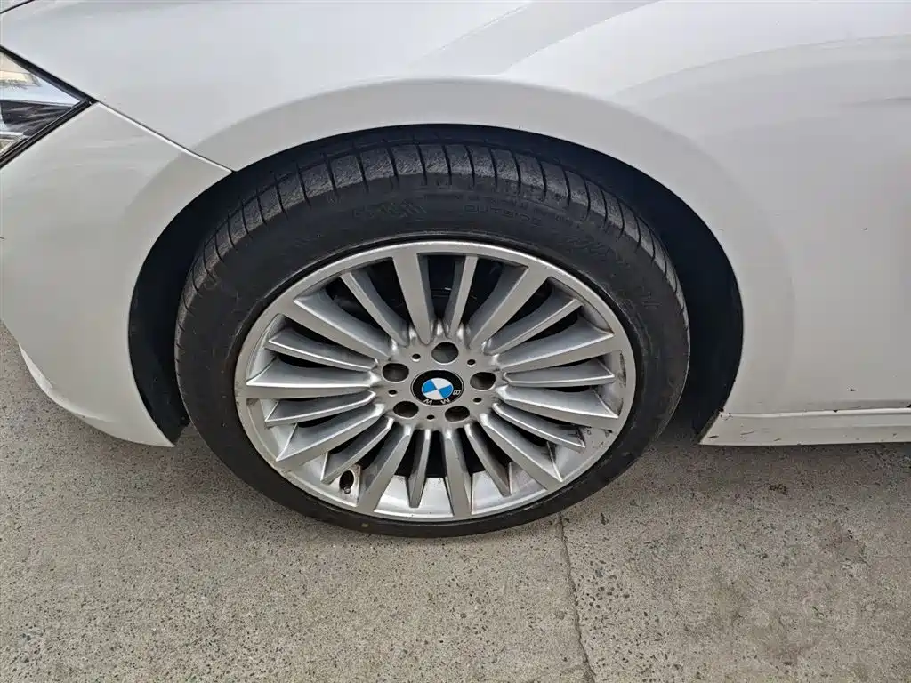 BMW 3 Series 2018 — фото 23