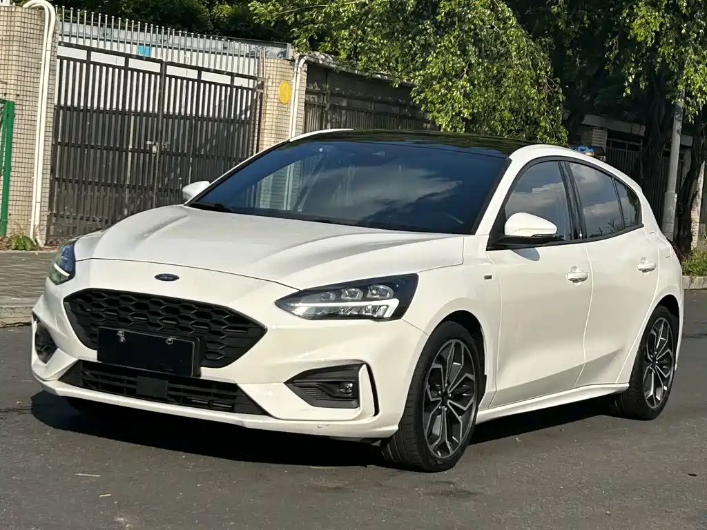 Ford Focus 2022 — фото 1