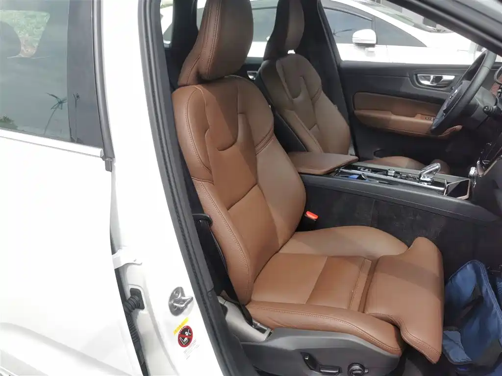 Volvo XC60 2025 — фото 25