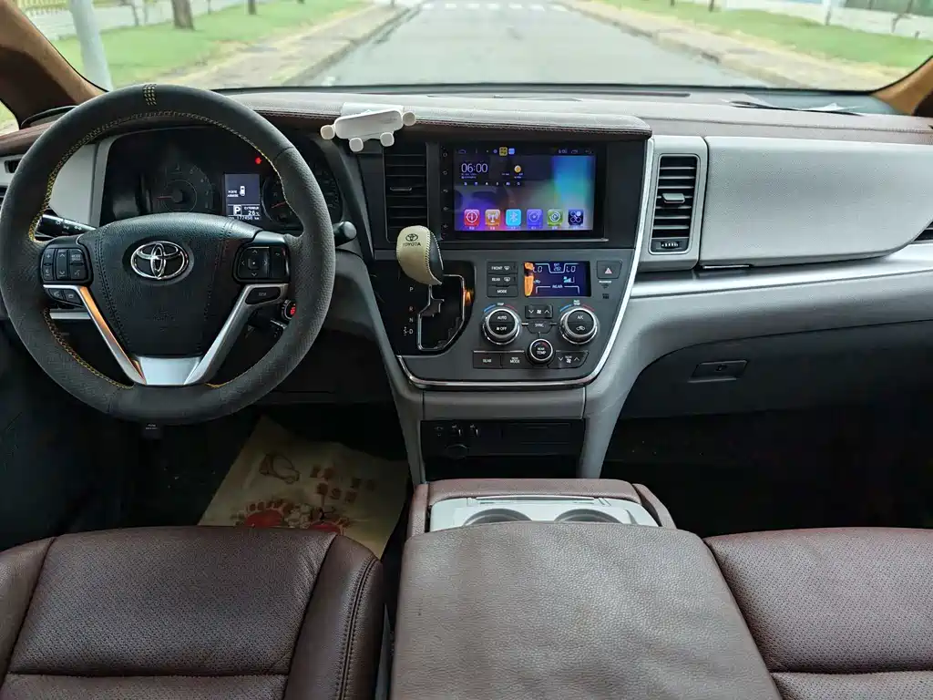 Toyota Sienna 2018 — фото 17