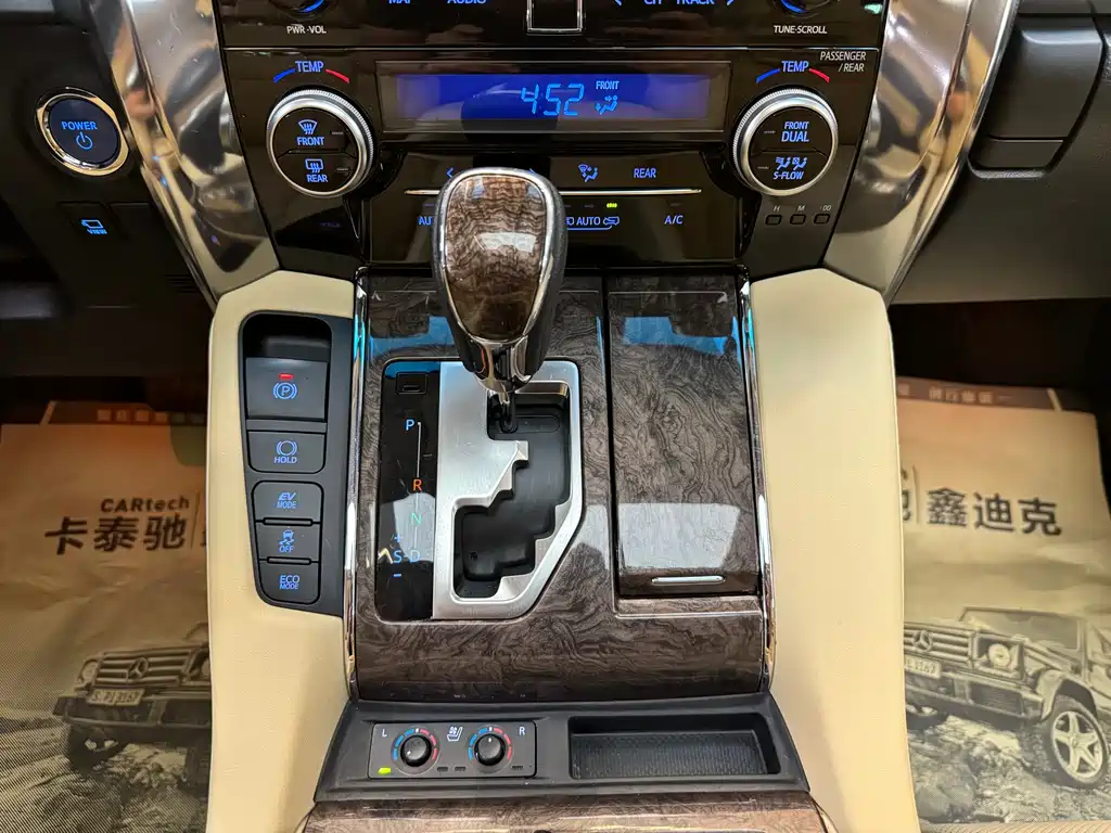 Toyota Alphard 2021 — фото 18