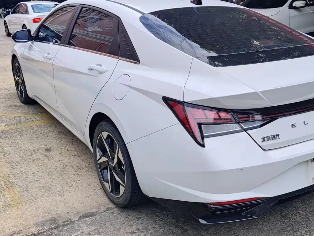 Hyundai Elantra 2023 — фото 11