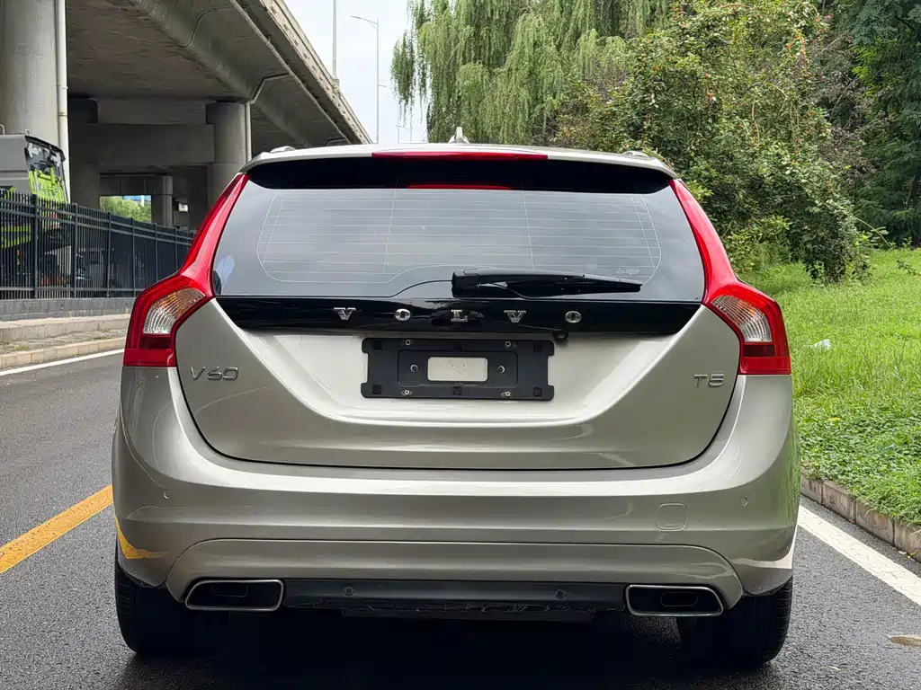 Volvo V60 2016 — фото 17