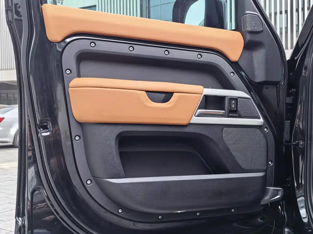 Land Rover Defender 2024 — фото 10