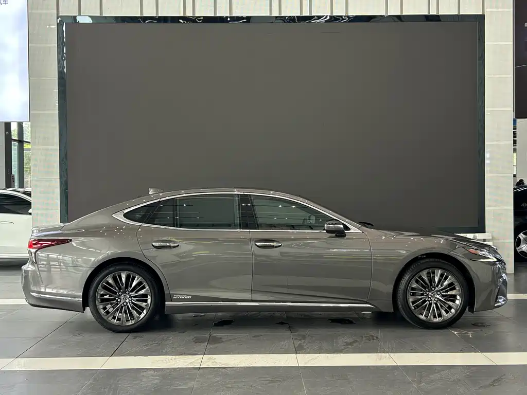 Lexus LS 2018 — фото 23