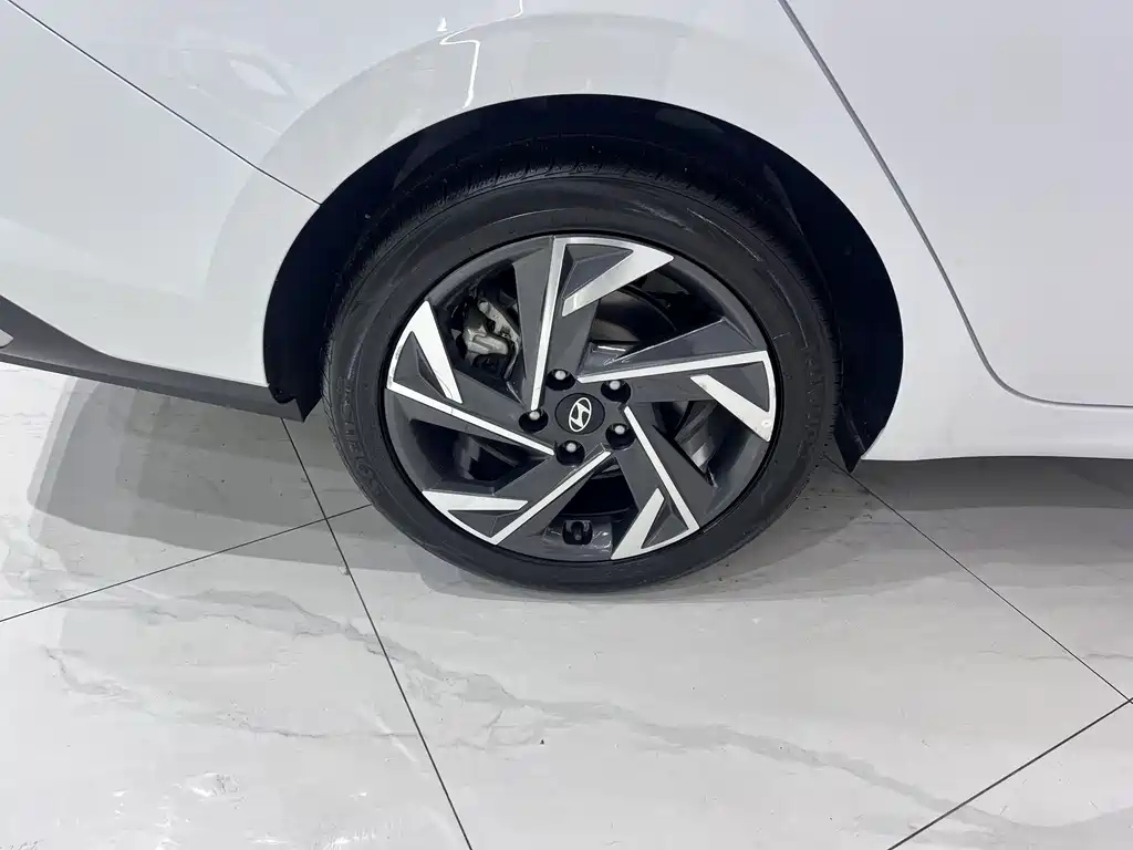 Hyundai Elantra 2023 — фото 19