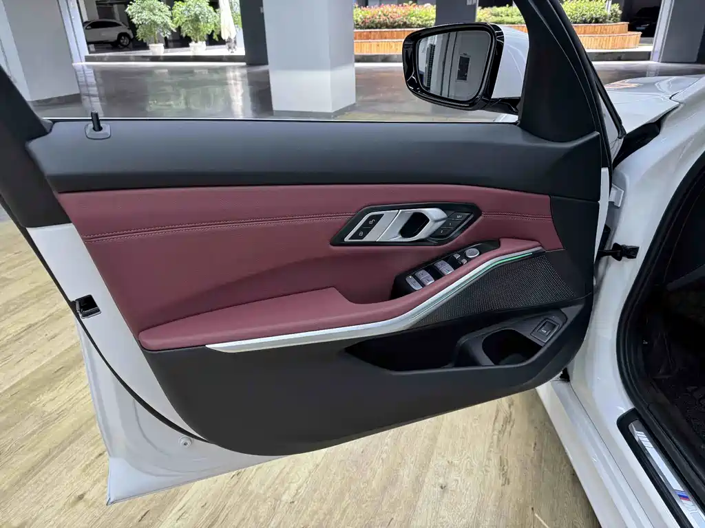 BMW 3 Series 2025 — фото 19