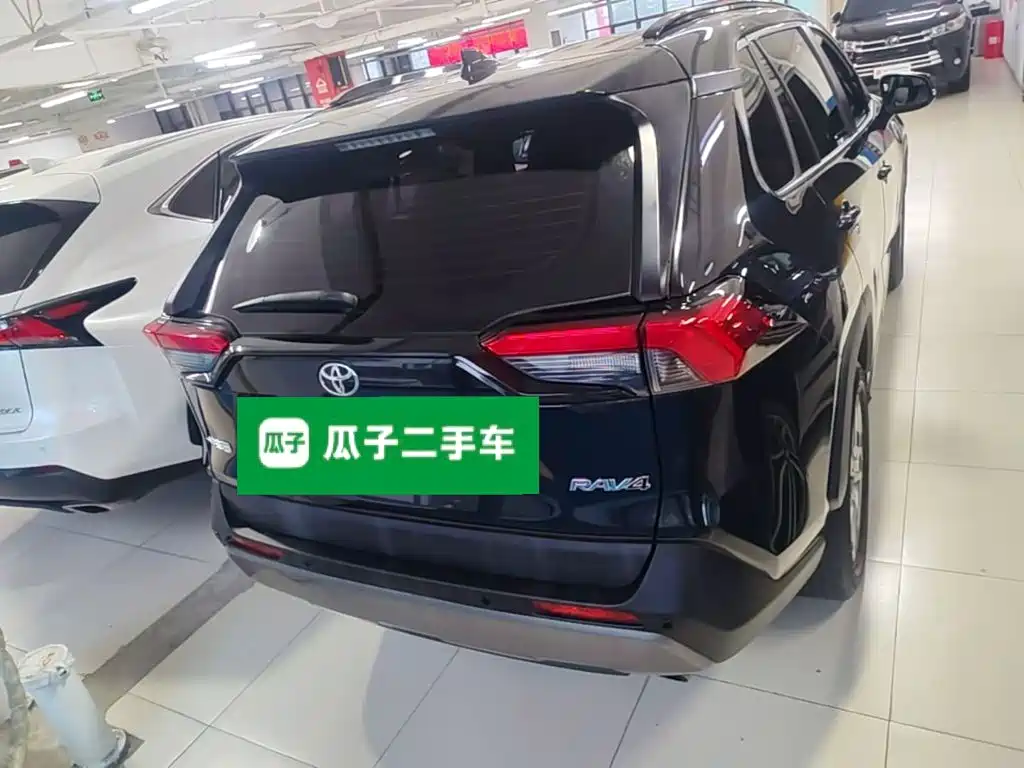 Toyota RAV4 2023 — фото 6