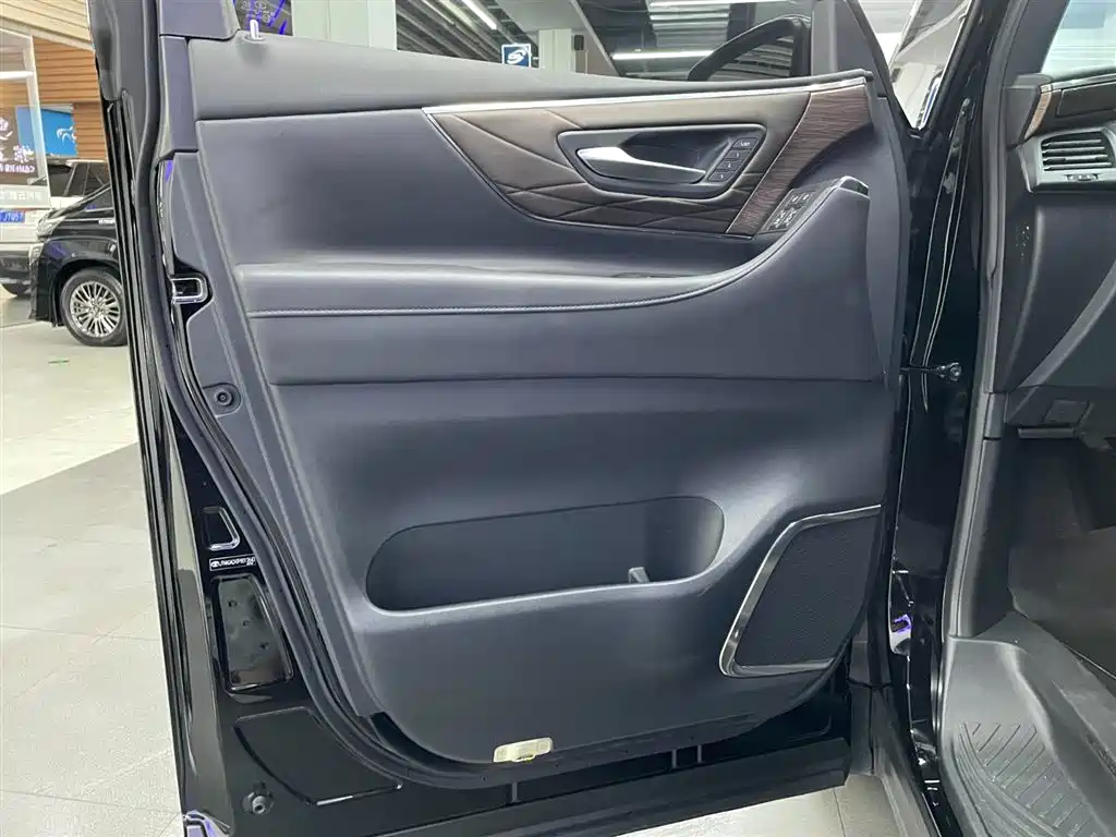 Toyota Vellfire 2024 — фото 14