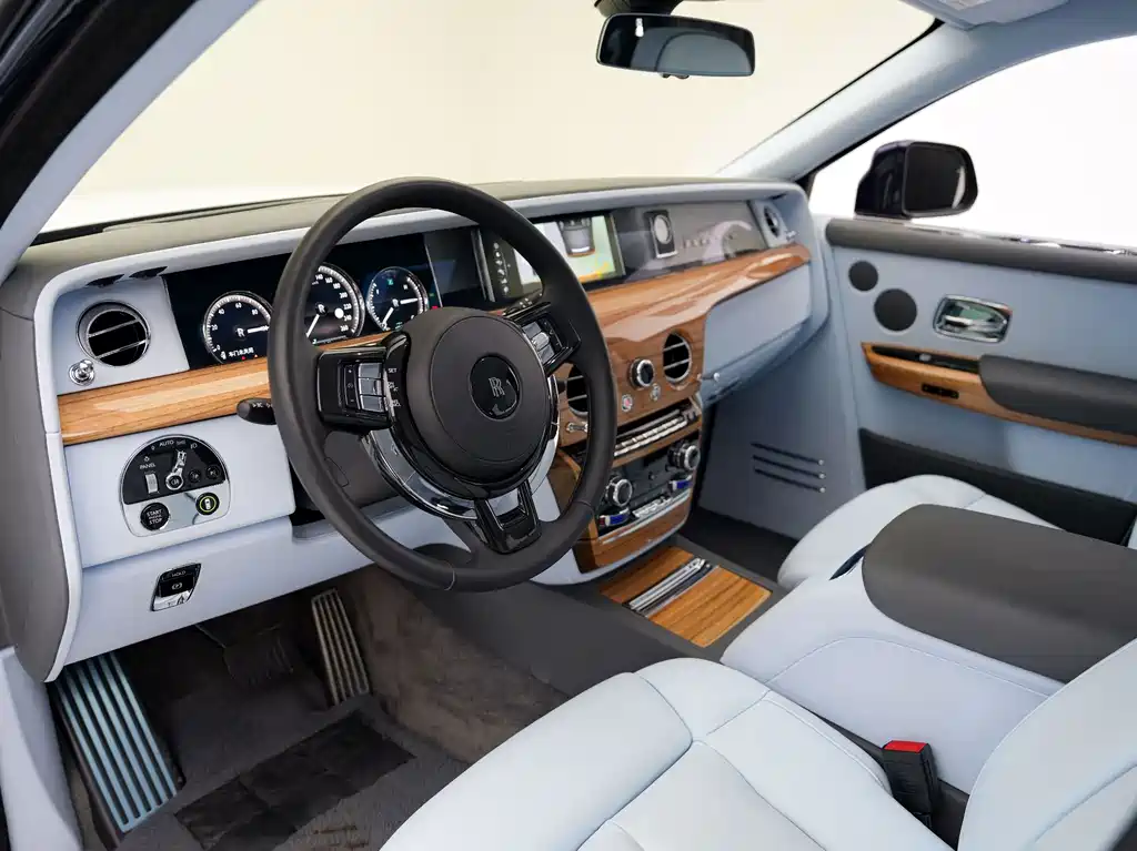 Rolls-Royce Phantom 2020 — фото 12