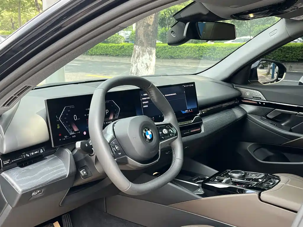 BMW 5 Series 2025 — фото 14