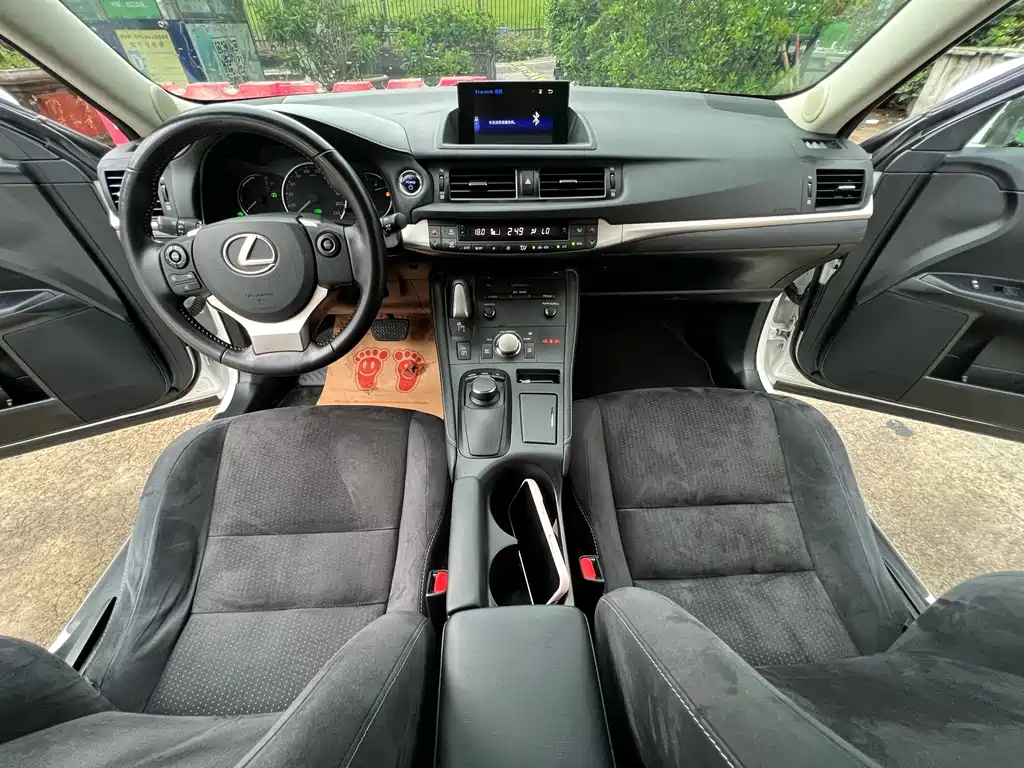 Lexus CT 2017 — фото 15