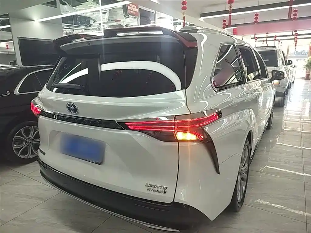 Toyota Sienna 2023 — фото 7