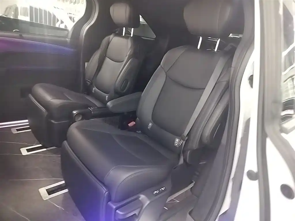 Toyota Sienna 2023 — фото 17