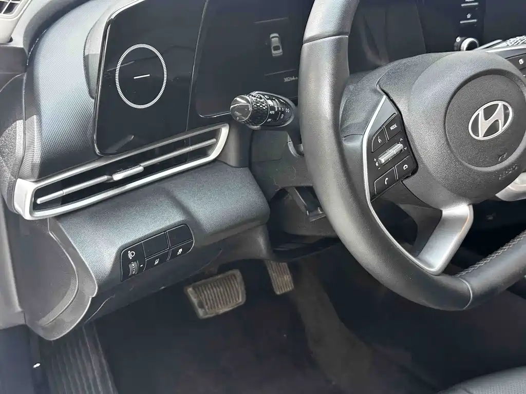 Hyundai Elantra 2023 — фото 12
