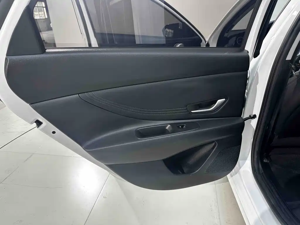 Hyundai Elantra 2023 — фото 15