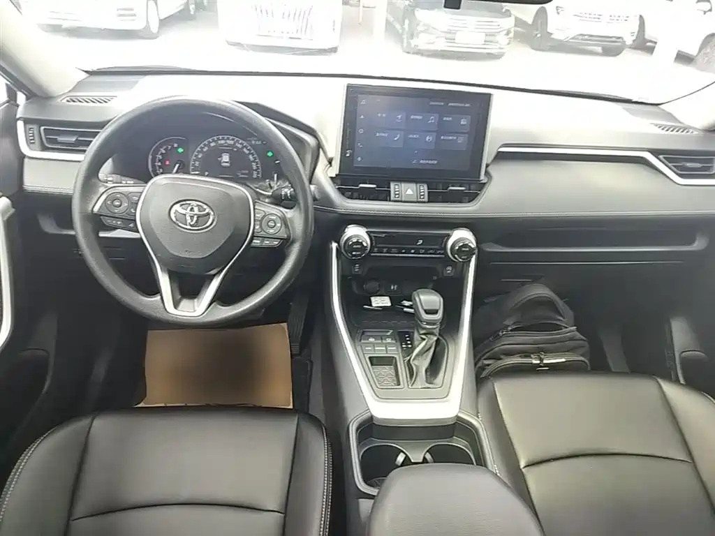 Toyota RAV4 2022 — фото 10
