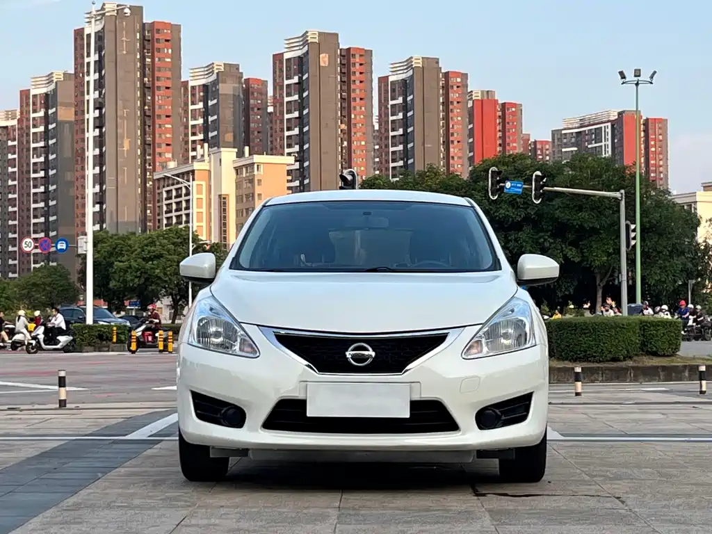 Nissan Tiida 2015 — фото 2