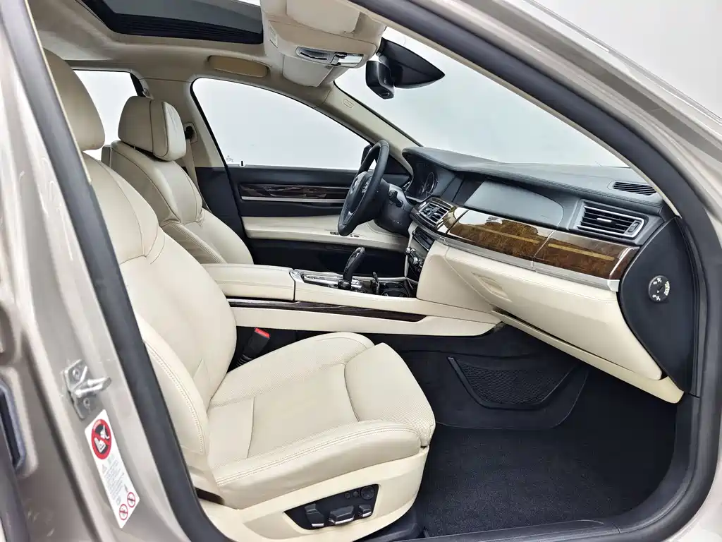 BMW 7 Series 2012 — фото 18