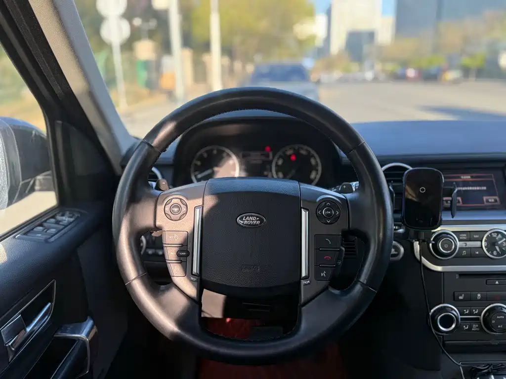 Land Rover Discovery 2015 — фото 11