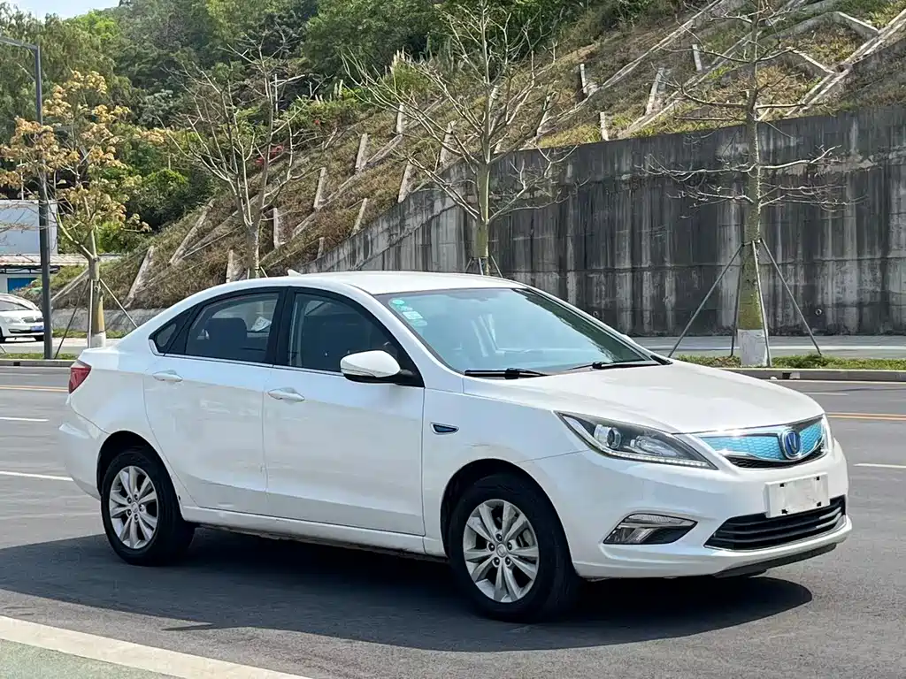 Changan Eado New Energy 2018 — фото 3
