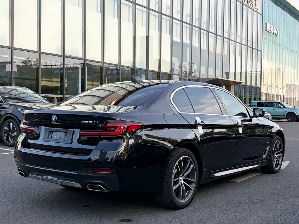 BMW 5 Series 2023 — фото 17