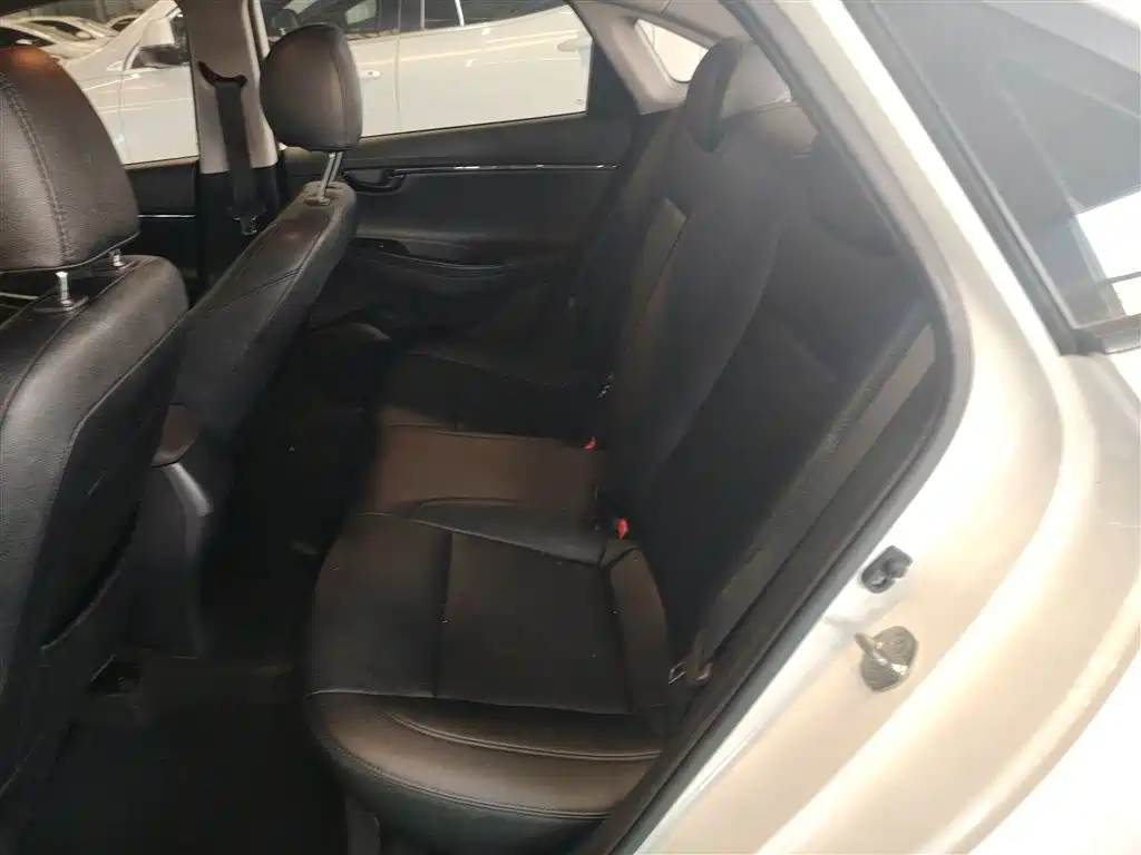 Hyundai Elantra 2020 — фото 17