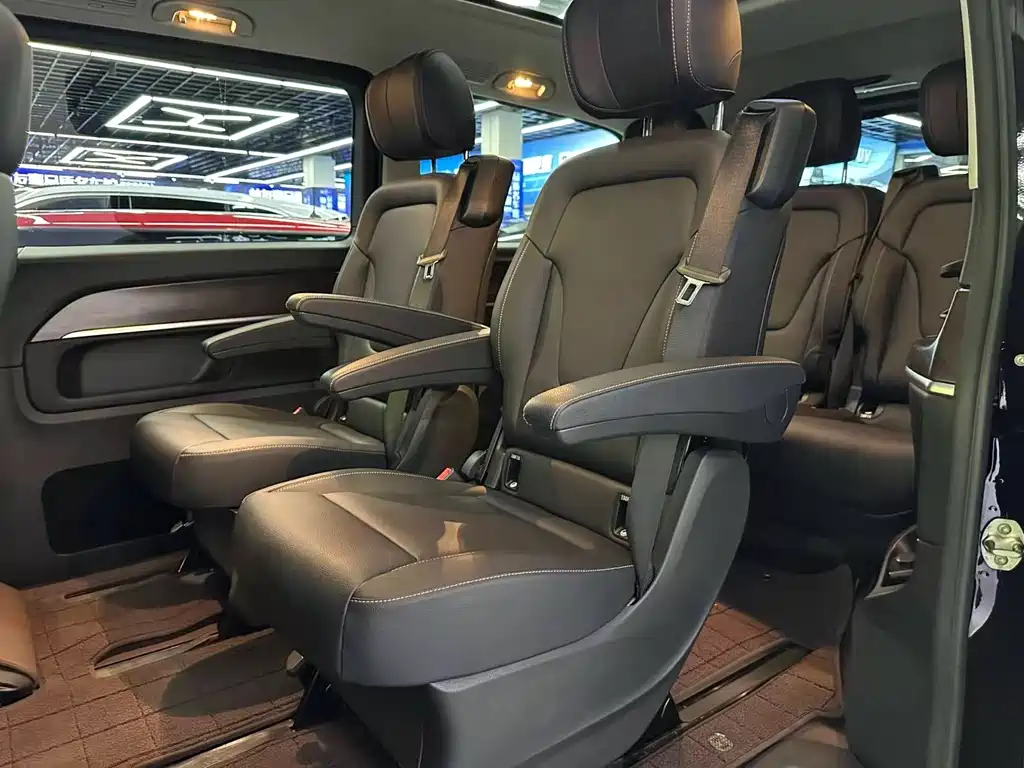 Mercedes-Benz V-Class 2021 — фото 11