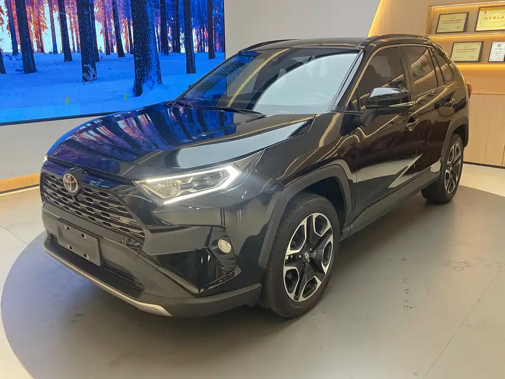 Toyota RAV4 2021 — фото 1