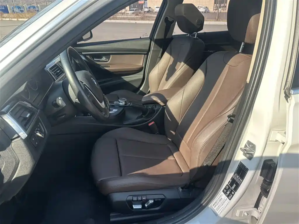 BMW 3 Series 2019 — фото 19