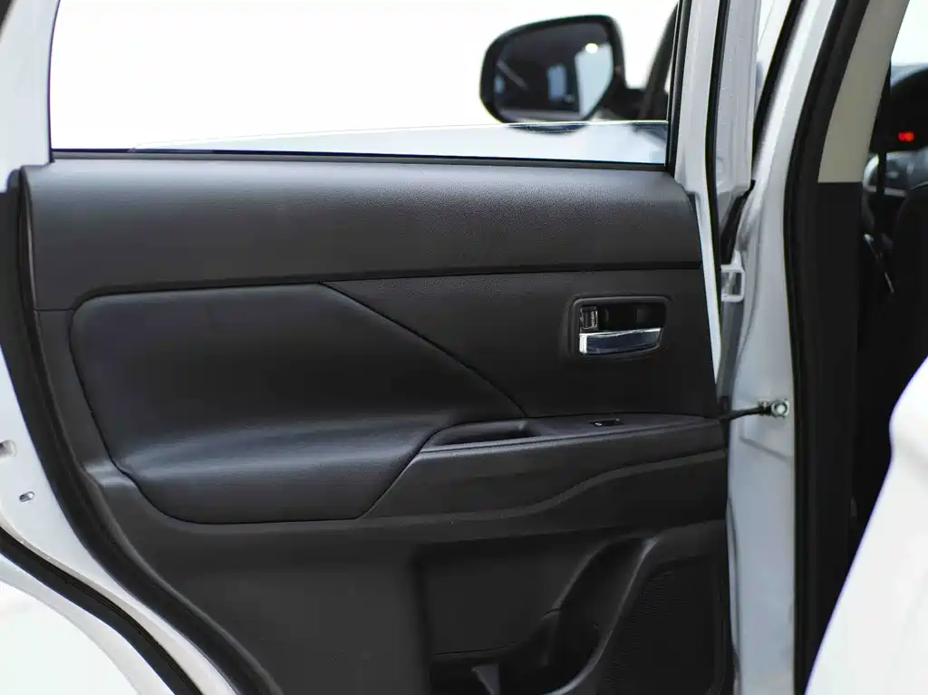 Mitsubishi Outlander 2022 — фото 19