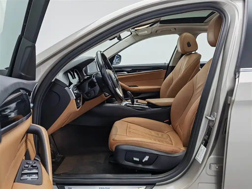 BMW 5 Series 2018 — фото 10