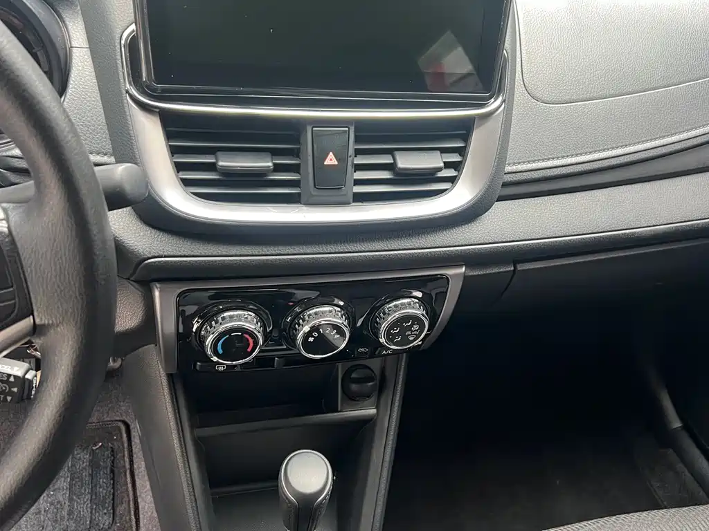 Toyota Yaris L 2022 — фото 11