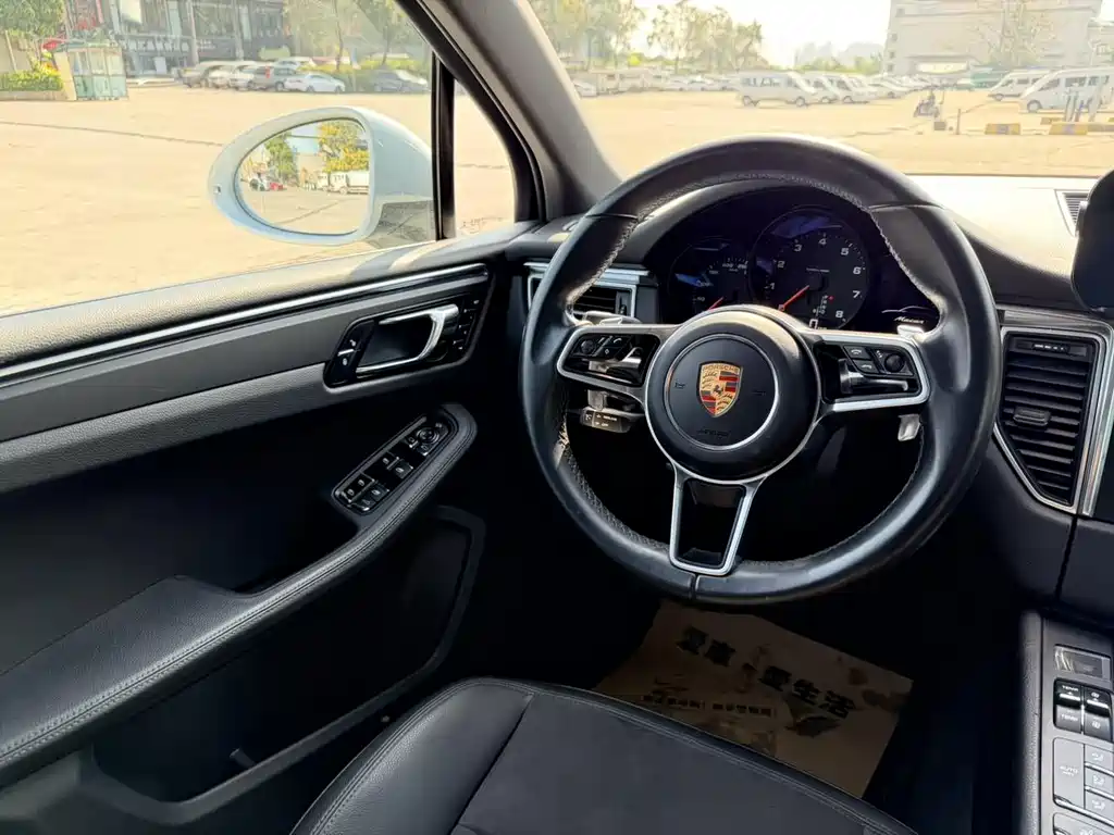 Porsche Macan 2017 — фото 14