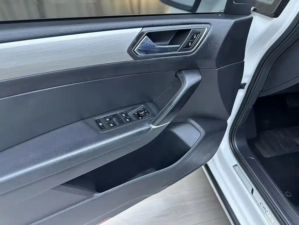 Volkswagen Touran 2023 — фото 14