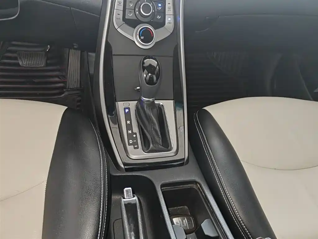 Hyundai Elantra Langdong 2016 — фото 14