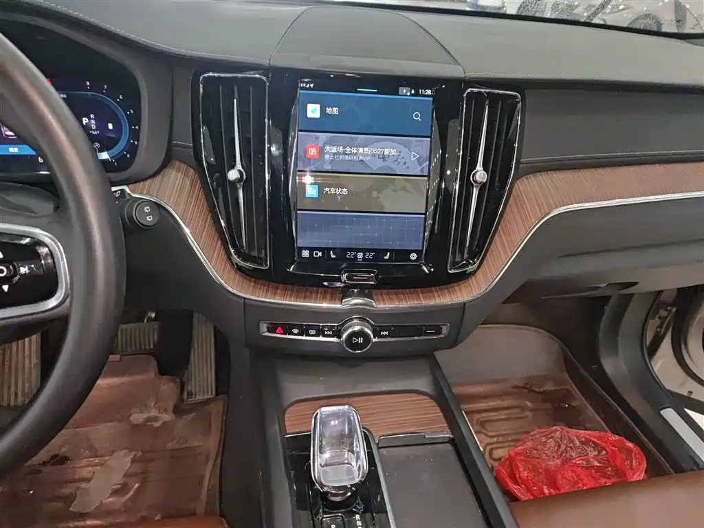 Volvo XC60 2023 — фото 13
