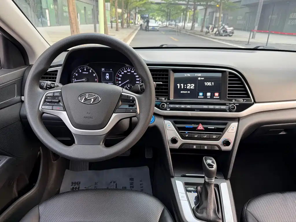 Hyundai Elantra 2017 — фото 11