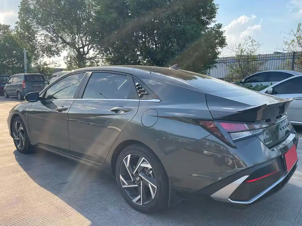 Hyundai Elantra 2023 — фото 11