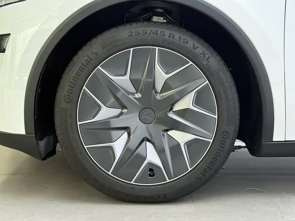 Tesla Model Y L 2026