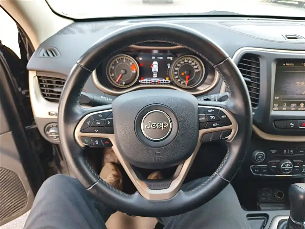 Jeep Cherokee 2017 — фото 11