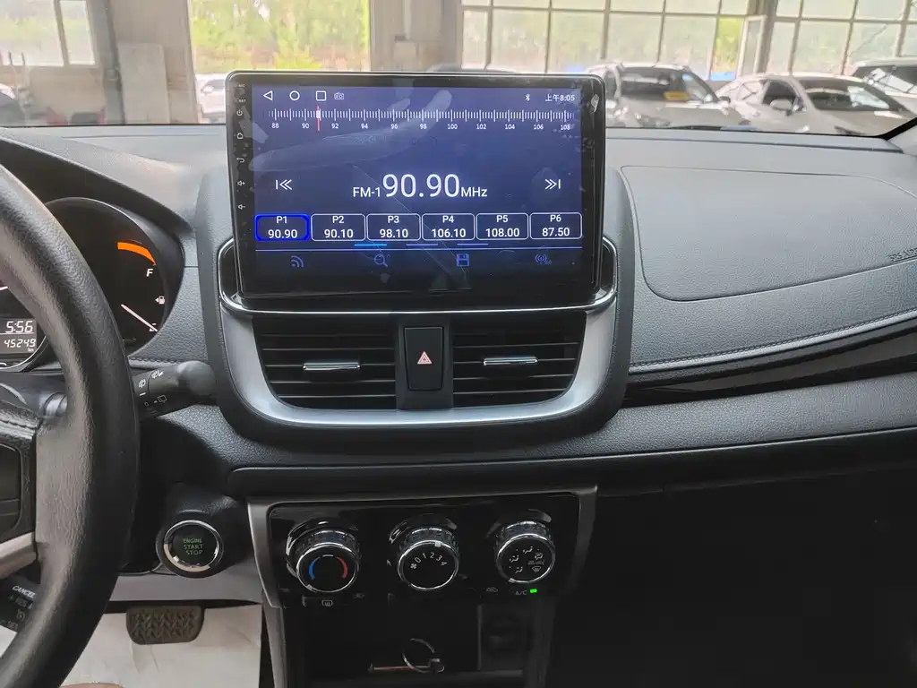 Toyota Yaris L 2022 — фото 16
