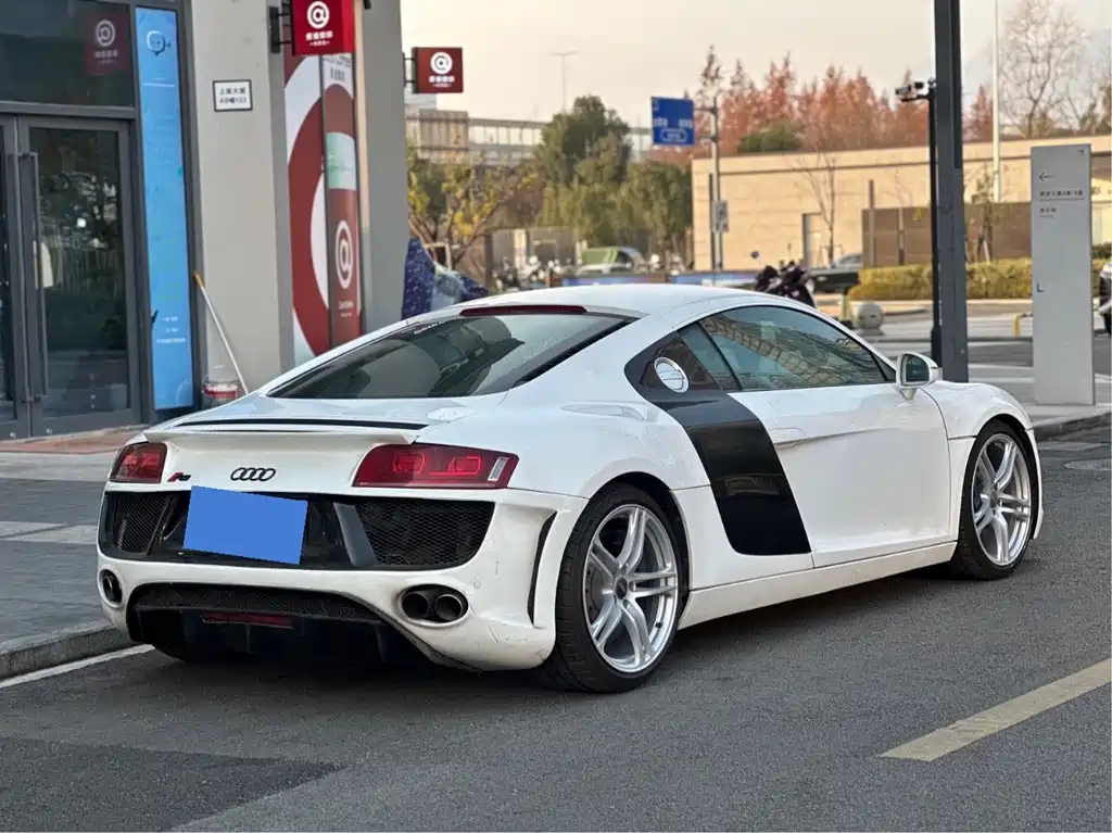 Audi R8 2010 — фото 10