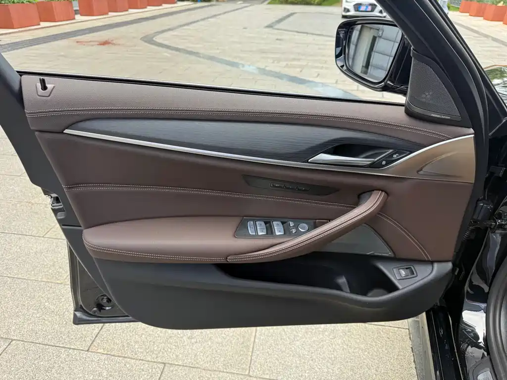 BMW 5 Series 2022 — фото 17