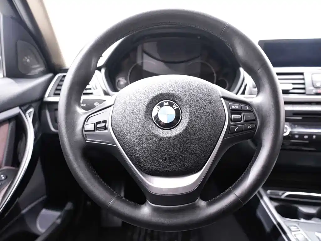 BMW 3 Series 2019 — фото 23