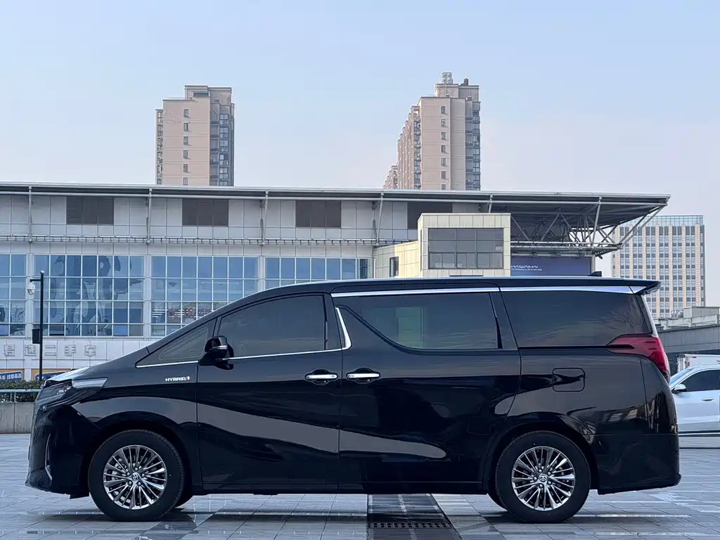 Toyota Alphard 2023 — фото 3