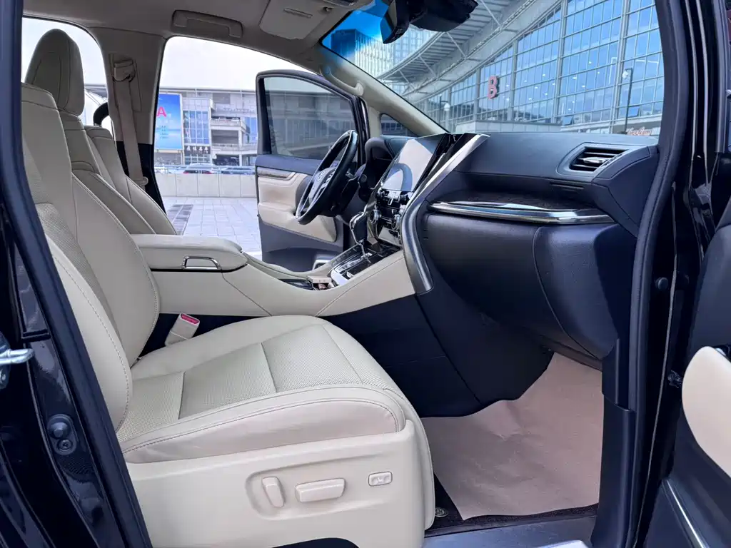 Toyota Alphard 2023 — фото 14