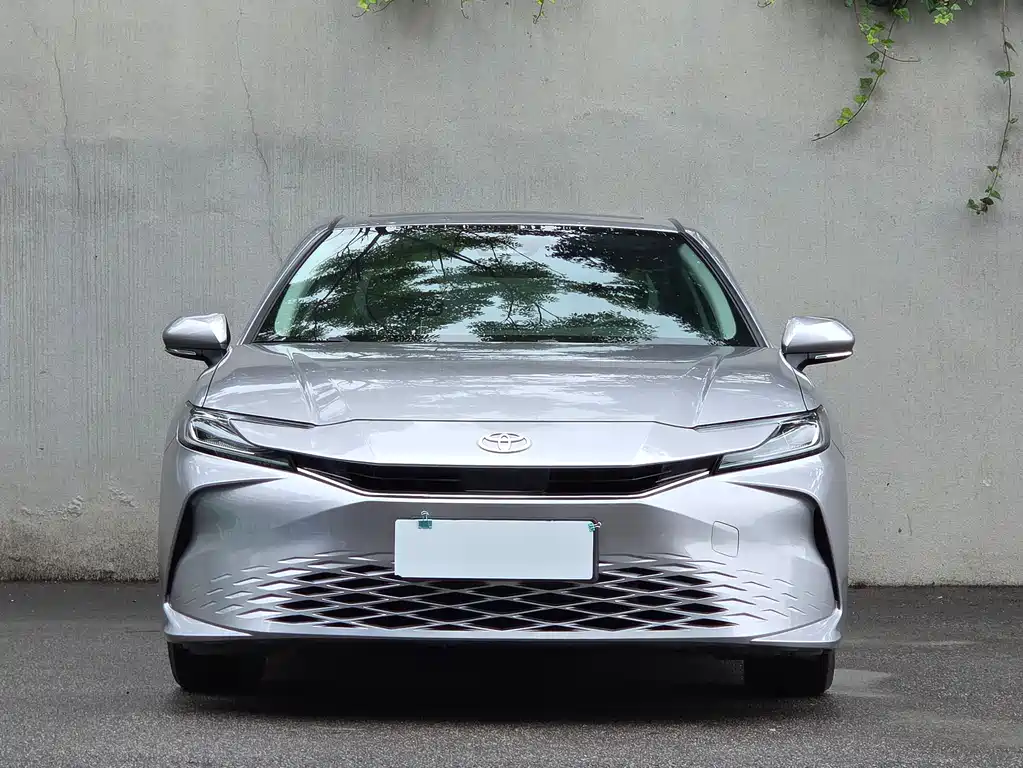 Toyota Camry 2024 — фото 2