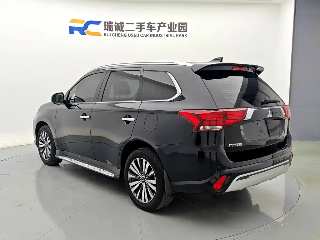 Mitsubishi Outlander 2023 — фото 15