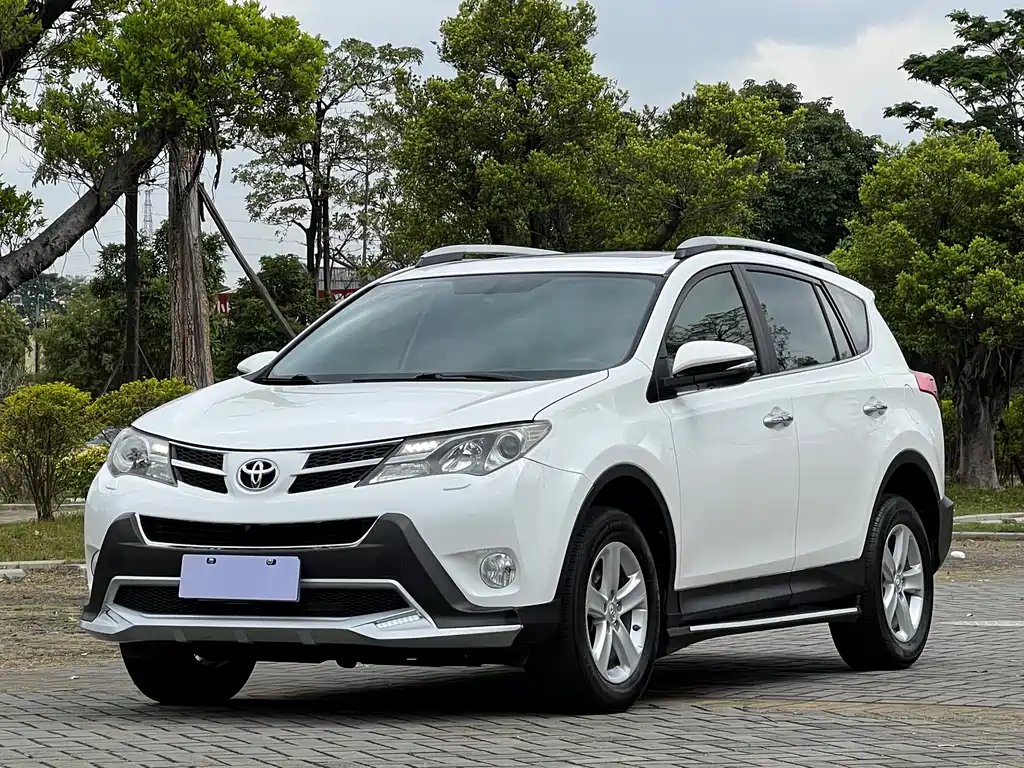 Toyota RAV4 2013 — фото 1